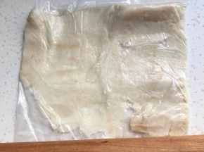 装入保鲜袋中擀成泥