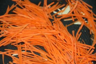 热锅冷油（中火），下蒜头丝爆香，然后下胡萝卜丝快速翻炒1分钟