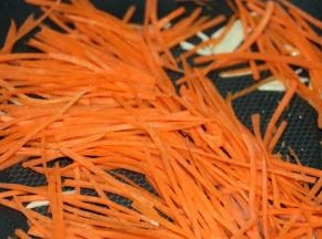 热锅冷油（中火），下蒜头丝爆香，然后下胡萝卜丝快速翻炒1分钟