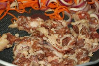 把洋葱红萝卜拨到一边去，放入肥牛，摊平