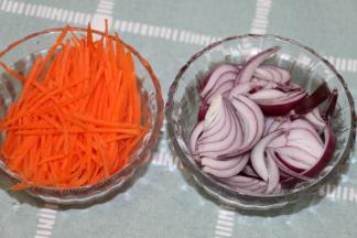 腌制肥牛时准备好红萝卜丝和洋葱丝