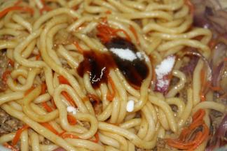 倒入蚝油、砂糖，快速翻炒均匀