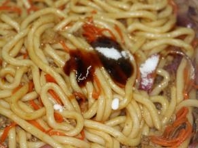 倒入蚝油、砂糖，快速翻炒均匀