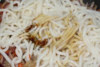 放入乌冬，倒入酱油、老抽