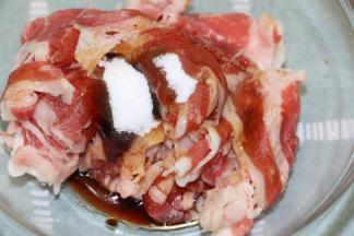 肥牛不用洗，直接加入酱油、老抽、蚝油、芝麻油、砂糖