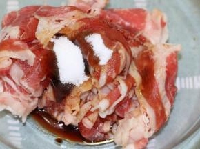 肥牛不用洗，直接加入酱油、老抽、蚝油、芝麻油、砂糖