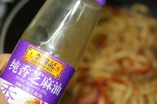 最后倒入芝麻油快速翻炒均匀即可