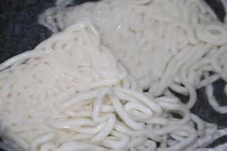 烧一锅开水，放入乌冬面，焯水1分钟，捞起沥干水