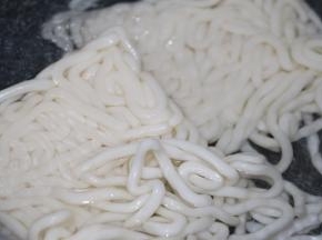烧一锅开水，放入乌冬面，焯水1分钟，捞起沥干水