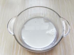 将牛奶加入器具中。