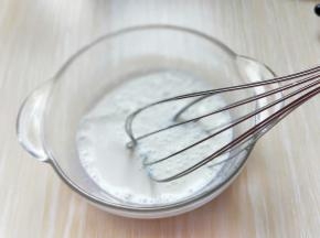 用手动打蛋器打至糖融化。