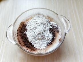 再筛入低筋面粉。