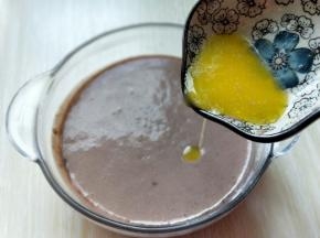 黄油隔水融化或者微波炉叮30秒。