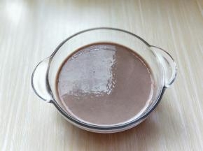 搅拌好的面糊过细筛，精致20分钟。