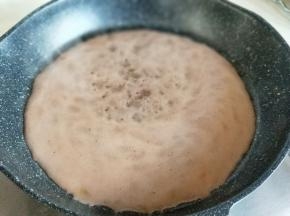 不粘锅小火加入，盛以前面糊，顺时转一圈，摊一张饼状。