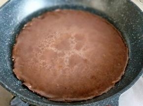 小火煎至面糊凝固，上面起泡泡即可下一张。