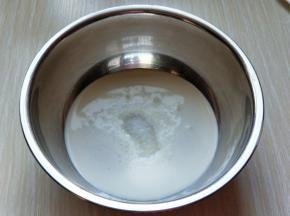 淡奶油，倒入深一点的器具中，来去白砂糖。