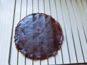 做好的可可饼放在烤网上晾凉，依次做完。