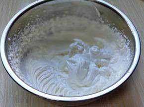 启动电动打蛋器，打至有明显纹路状态即可。