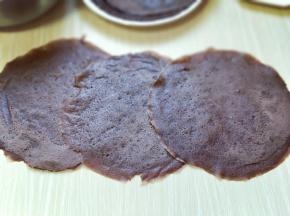 三张皮如图摆放。