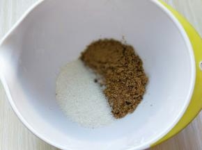 首先将红糖和白砂糖放入一个比较深的器具中。（红糖最好选用比较细腻的，如果比较粗糙的话需要过细筛）