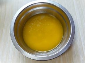 将黄油隔水融化。