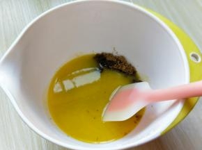 融化的黄油倒入糖的器具中，用手动打蛋器打至均匀，细腻状态。