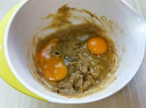 再加入一只鸡蛋，和一个蛋黄。