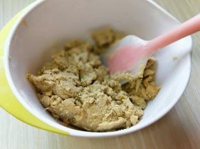 用硅胶铲充分的切拌均匀，无干粉。