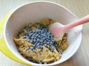 加入耐高温巧克力豆，（一定要选用耐高温的巧克力豆，否则经过烘烤巧克力会融化）