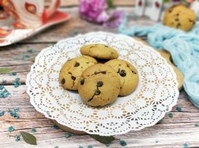 饼干烤好后戴上隔热手套将烤盘取出，凉一会再用手触碰。