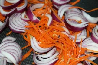 下洋葱丝快速翻炒均匀