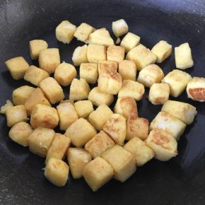 煎至馒头丁金黄色后，存出备用