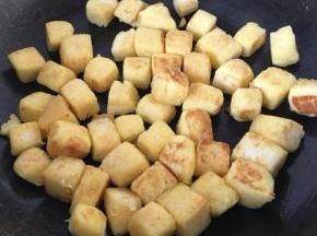 煎至馒头丁金黄色后，存出备用