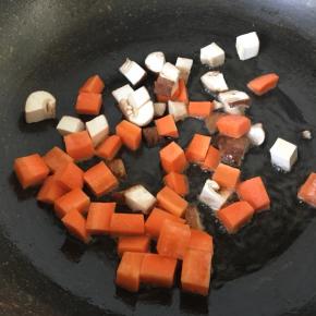香菇丁和胡萝卜丁下锅炒香