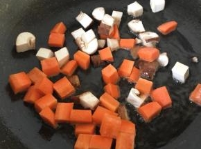 香菇丁和胡萝卜丁下锅炒香