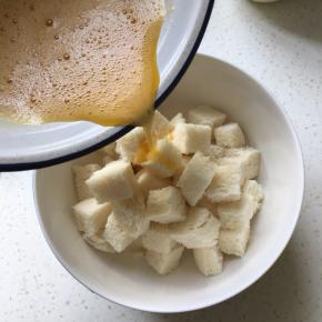 蛋液淋在馒头丁上，让馒头丁裹上蛋液