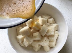 蛋液淋在馒头丁上，让馒头丁裹上蛋液