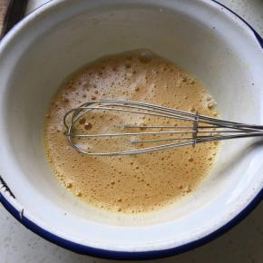 鸡蛋加1克盐打散