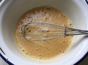 鸡蛋加1克盐打散