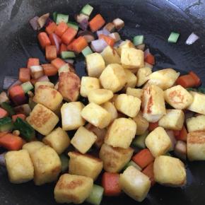 放入馒头丁翻炒均匀出锅