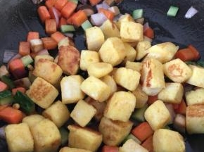 放入馒头丁翻炒均匀出锅