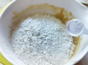 再加入泡打粉。