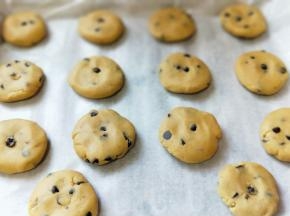 依次做完，用剩下的巧克力装饰再上面。
烤箱170度预热5分钟，烤盘入烤箱中层，170度烤15-20分钟，注意观察颜色，还有烤箱温度及时间要根据自家烤箱性能另定。