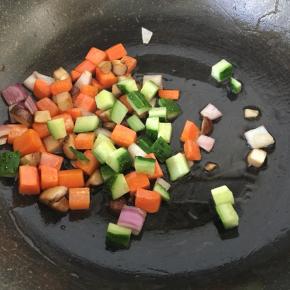 放入黄瓜丁翻炒均匀