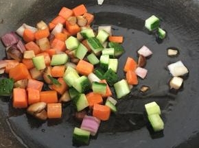 放入黄瓜丁翻炒均匀