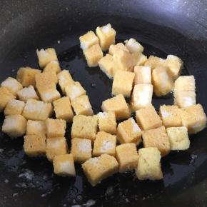 热锅热油放入馒头丁