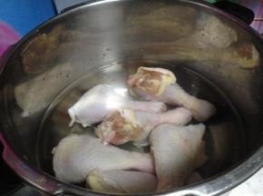 锅内加冷水和白酒，放入鸡腿