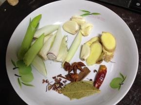 准备卤料，葱切段、姜切片、蒜拍扁