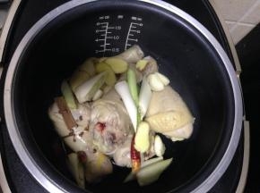 将焯好水的鸡腿和卤料放入电饭煲内